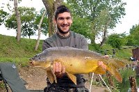 Ingrandisci: Carpa di quasi 8kg al lago oasi di San Donato a Pisa