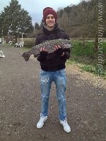 Il bruco verde per Simone e la sua trota di 4kg ai laghi 4 valli