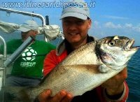 Pesca a Messina orata di un kg dal porto