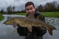 Pesca del barbo in autunno sotto la pioggia